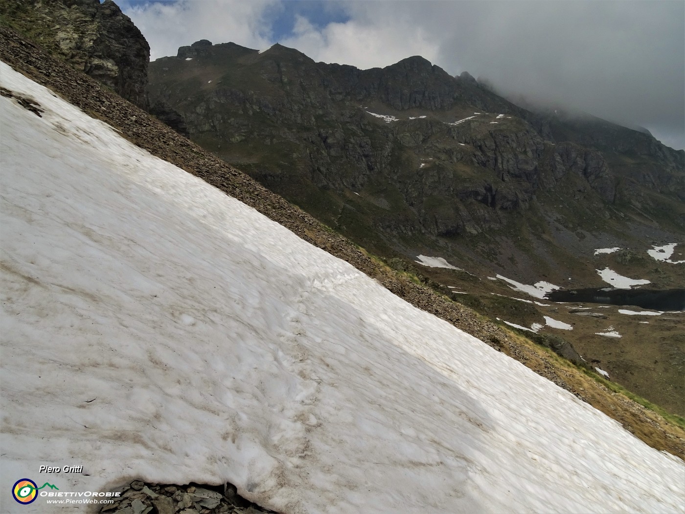 62 Primo traverso su neve per salire alla Bocchetta Triomen con vista alle spalle verso il Ponteranica.JPG